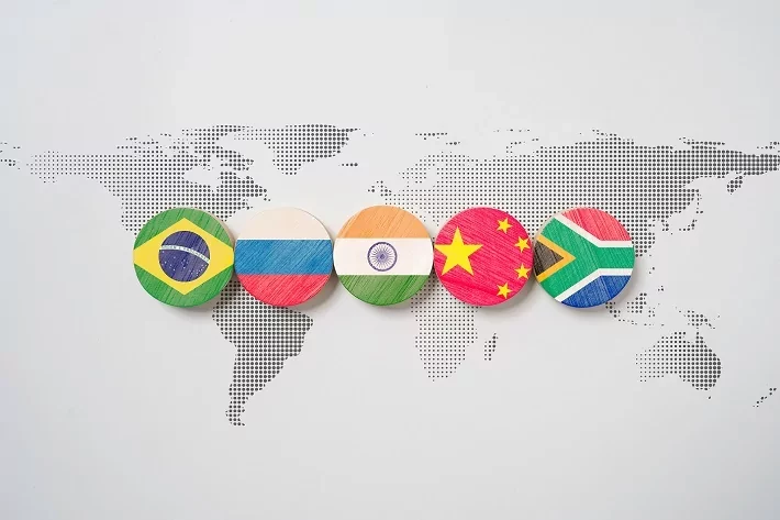 Bandeiras dos países membros do BRICS (Foto: Adobe Stock)