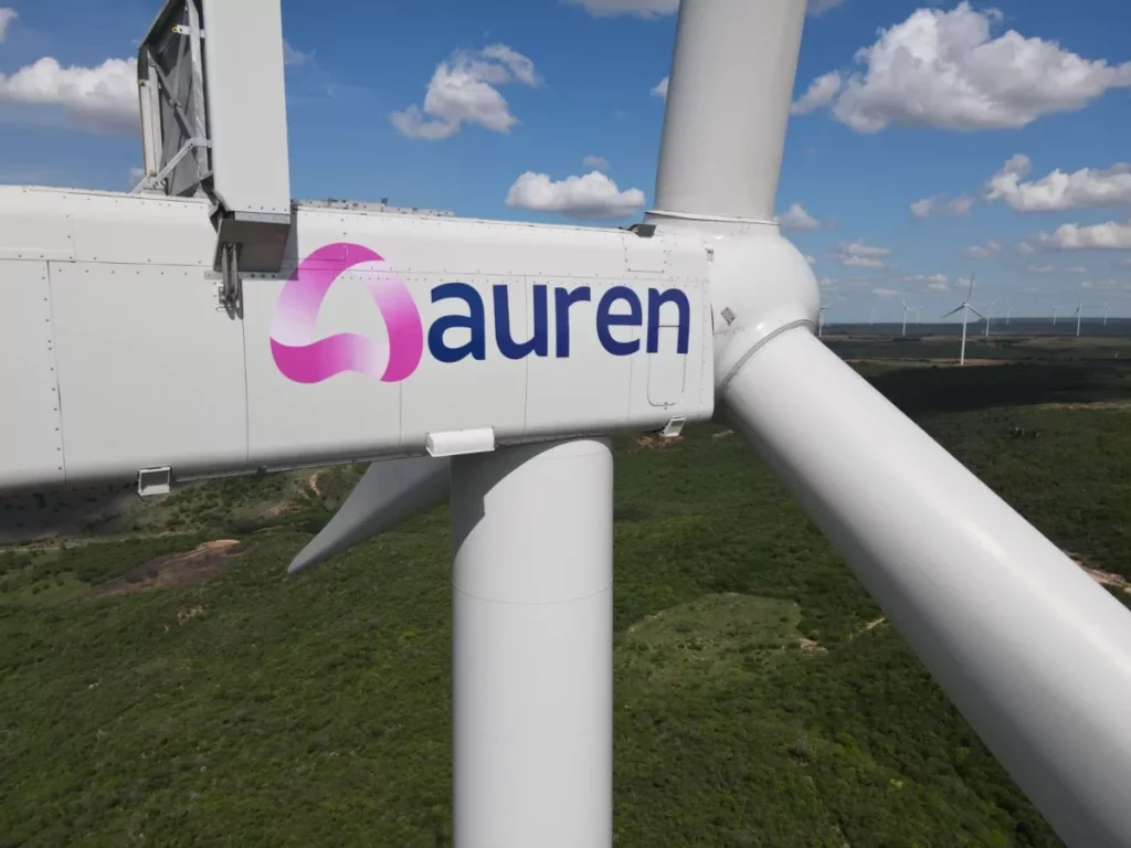 Detalhe da turbina eólica da Auren (AURE3) em unidade de geração de energia.