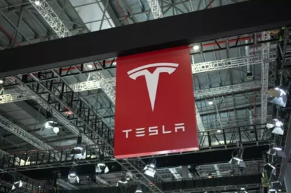 Carpinteiro ganha fortuna com ações da Tesla e perde tudo em questão de meses