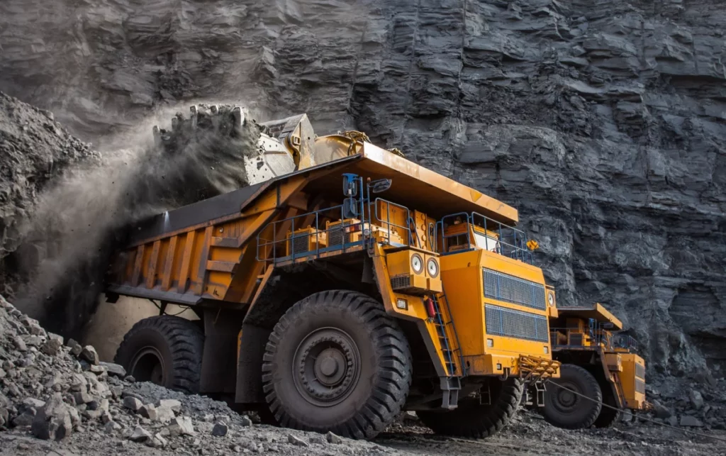 Caminhão de mineração em operação na mina.