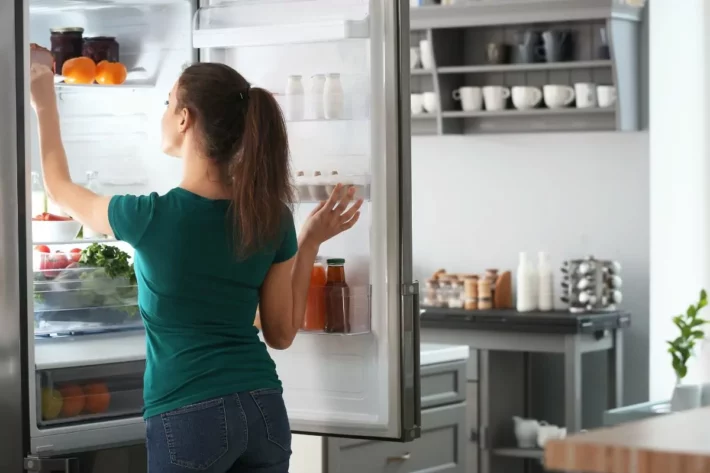 Abrir a porta da geladeira com frequência aumenta a conta de energia?