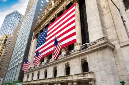 Imagem de bandeira gigante dos EUA na fachada da bolsa de Nova York.