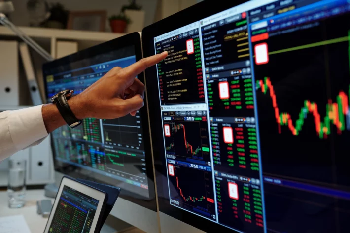 Trader em operação na Bolsa de Valores. (Foto: DragonImages em Adobe Stock)