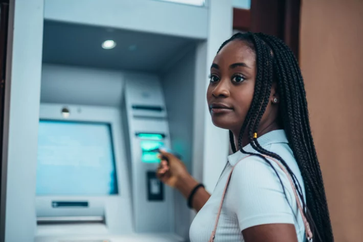 Por causa do feriado nacional do Dia da Consciência Negra, nesta quarta-feira (2), todo setor financeiro terá ajustes em suas operações. (Foto: Zamrznuti tonovi em Adobe Stock)