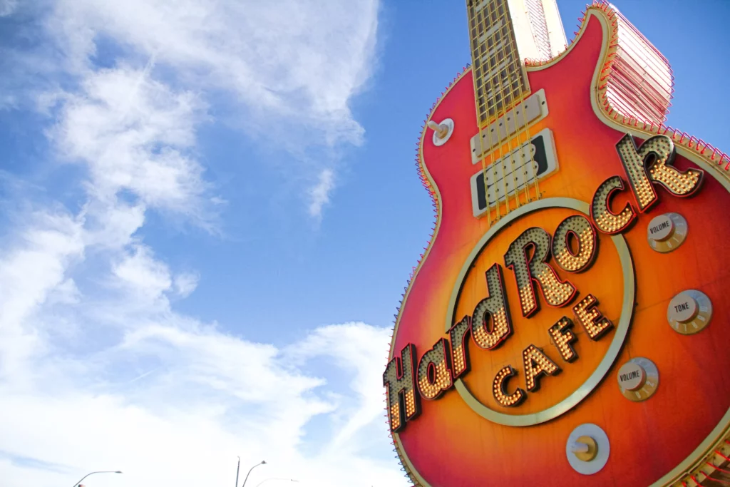 Símbolo icônico de guitarra da marca Hard Rock Cafe no Hard Rock Hotel Las Vegas, EUA.