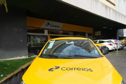 Leilão de itens não reclamados pelos Correios.