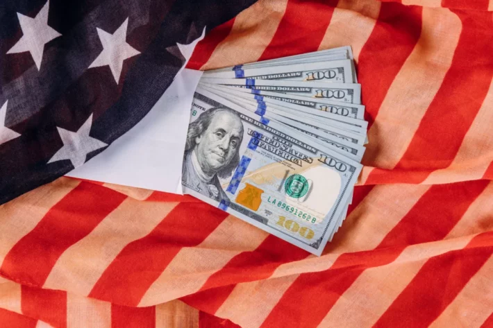 Dólar a R$ 5,77: por que a moeda americana cai mais de 1,5% nesta segunda?