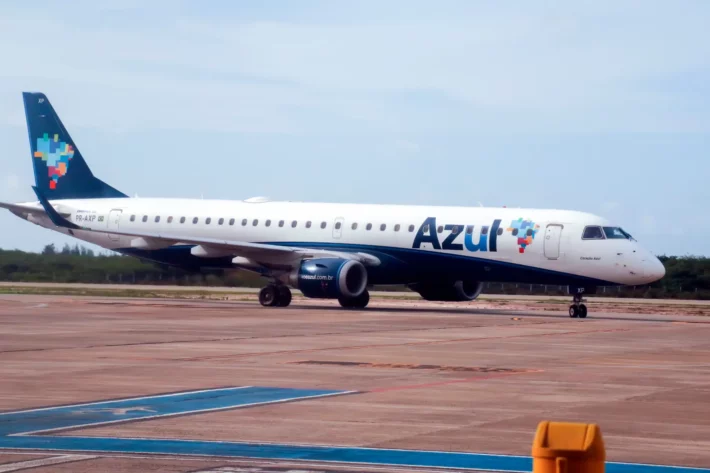 Aeronave da Azul (AZUL4) em aeroporto. (Foto: Adobe Stock)