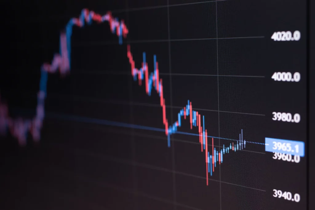 Tela de computador exibindo gráficos financeiros e planilhas, representando a carteira semanal de ações recomendada pela XP Investimentos.