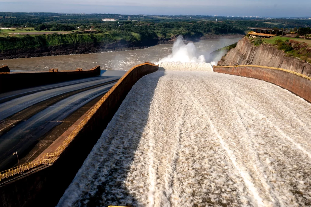 Vista de um conduto gigante de uma usina hidrelétrica no Brasil.