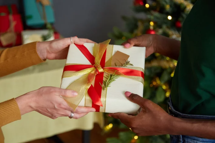 Ganhou um presente de Natal e não gostou? Procon-SP explica como fazer a troca