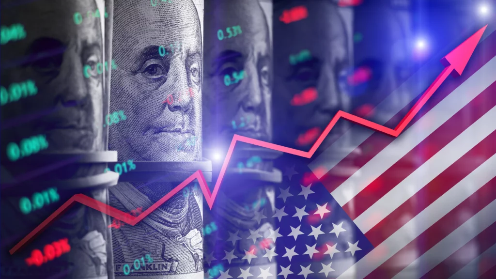 Montagem mostra série de notas de 100 dólares junto à bandeira americana e seta indicando crescimento de ativo. Conceito de câmbio e investimentos no mercado financeiro. Fundos de renda fixa.