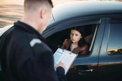 Multa por dedo do meio? Descubra valor na nova punição por gestos obscenos ao volante