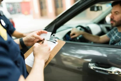 Fumar ao volante dá multa?