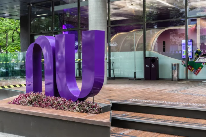 Fachada de escritório do Nubank (ROXO34). (Foto: Adobe Stock)