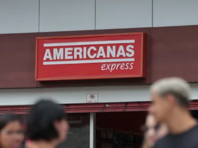 Por que ações da Americanas (AMER3) tombam mais de 7% hoje?