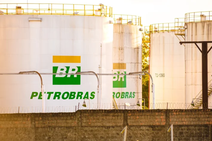 Petrobras (PETR4) deve anunciar entre US$ 2,5 bilhões e US$ 3,04 bilhões em dividendos no balanço do quarto trimestre de 2024. (Foto: Adobe Stock)