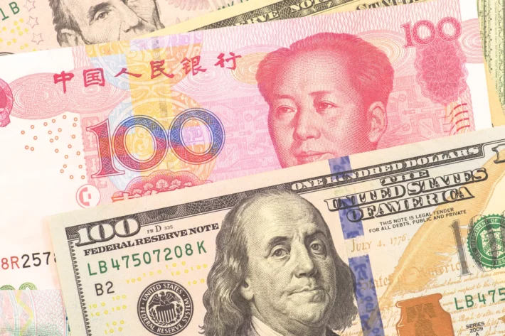 Yuan cai ao menor nível ante dólar com ameaças tarifárias de Trump; veja cotação