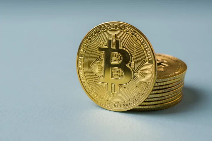 O bitcoin é a maior criptomoeda em valor de mercado (Foto: Adobe Stock)