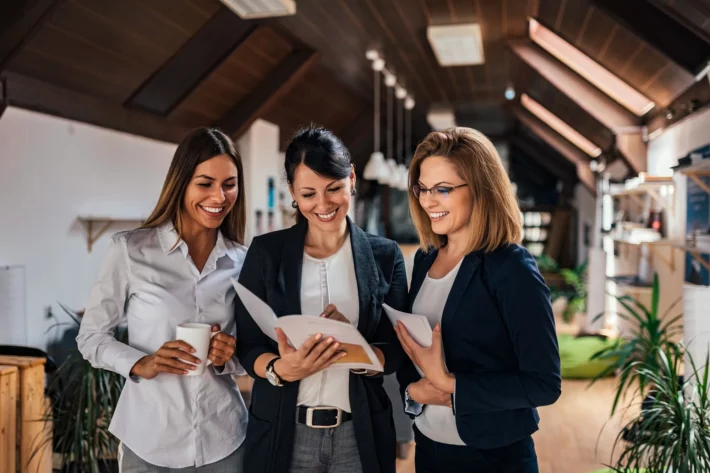 Mulheres no mercado financeiro (Foto: Adobe Stock)