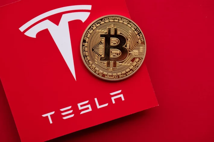 Tesla e bitcoin (Foto: Adobe Stock)