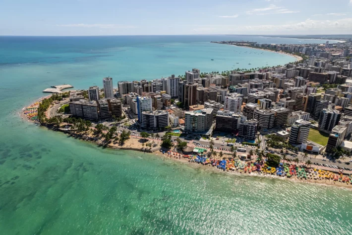 Mercado imobiliário aquecido em Maceió impulsiona prédios de luxo pela orla e eleva preços