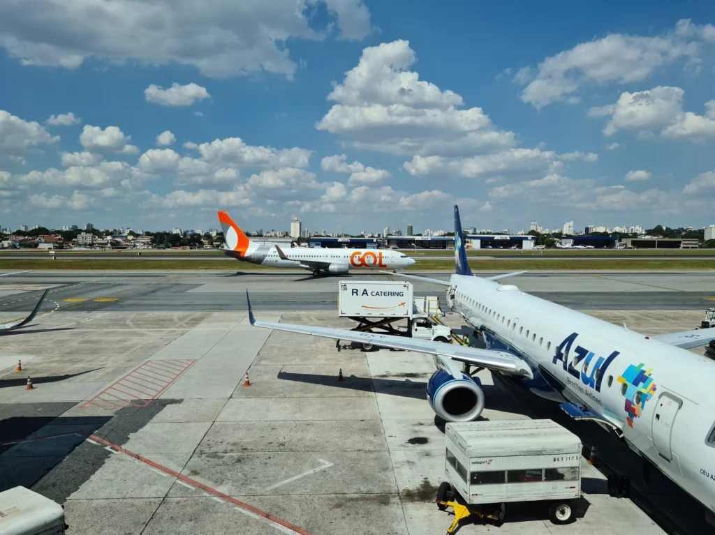 Aviões das companhias Azul e Gol, representando a possível fusão das empresas aéreas.