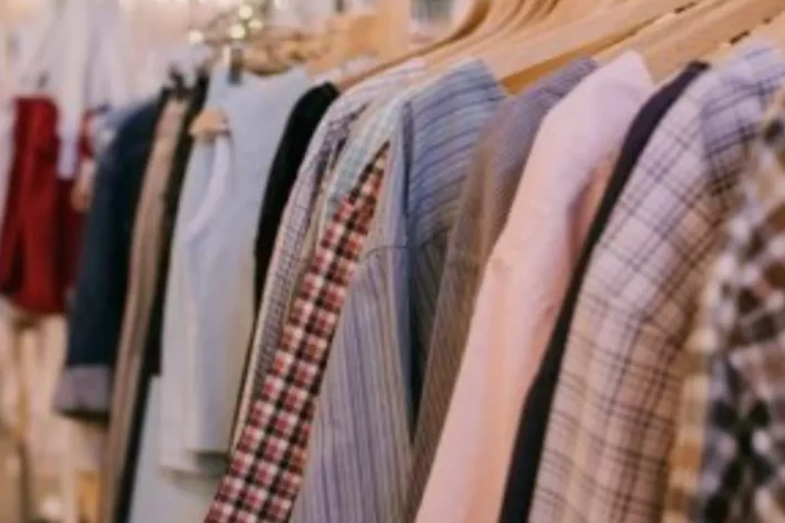 Aprenda a economizar ao comprar roupas e transforme seu estilo de forma sustentável. Foto: Envato Elements