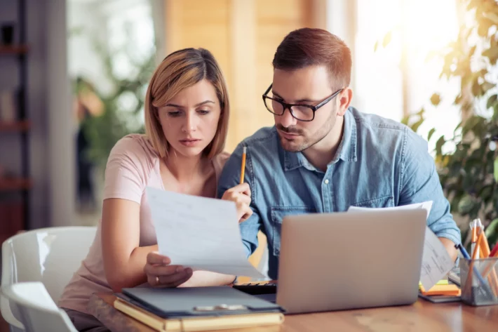 Aumento de casos de cobrança indevida faz alerta para quem possui cartão de crédito: ficar atento a cada lançamento na fatura. (Imagem: ivanko80 em Adobe Stock)