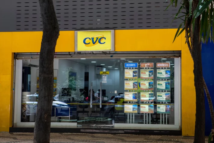 Após tombarem 60% em 2024, ações da CVC (CVCB3) saltam no 1° pregão de 2025