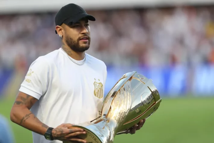 Neymar com a taça do Campeonato Paulista  Foto: Werther Santana/Estadão