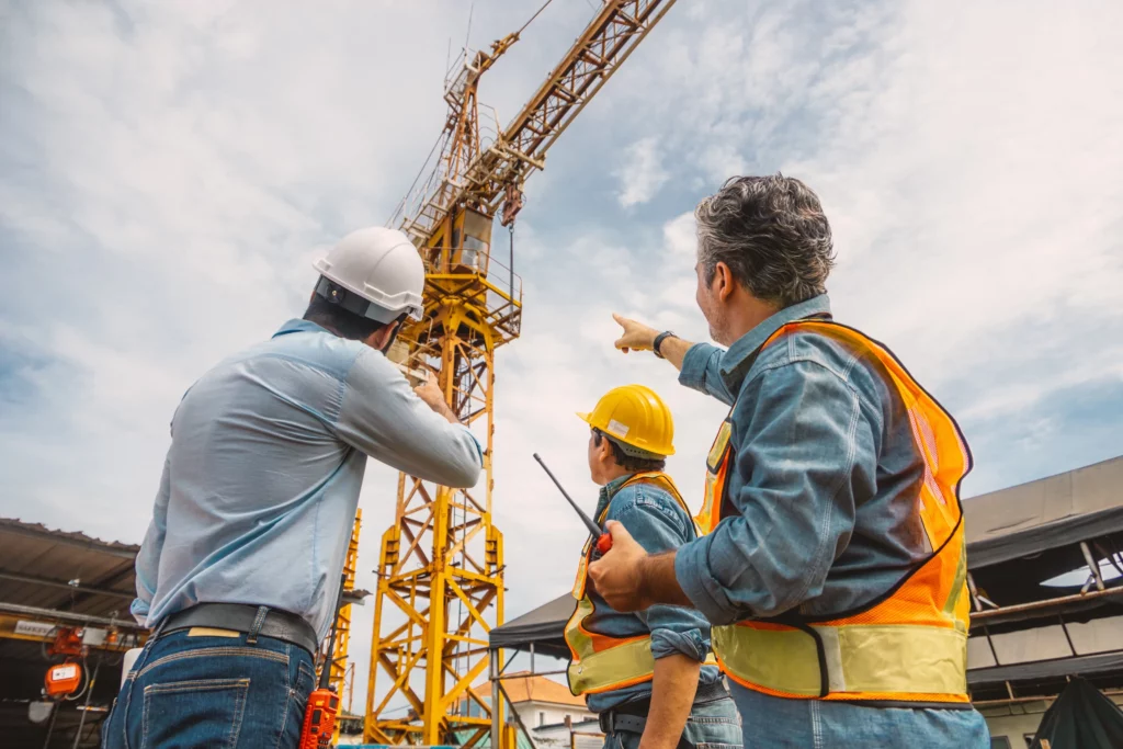 Prédio em construção representando o setor imobiliário e disputas judiciais envolvendo empresas do ramo, como a Gafisa (GFSA3).