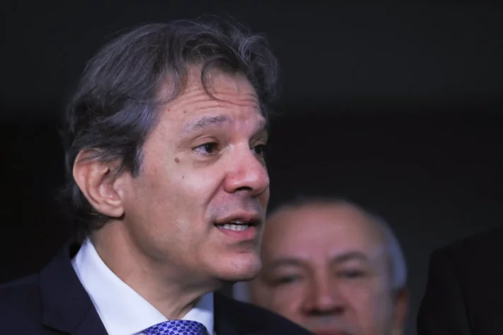 Haddad admite erro ao misturar isenção do IR com pacote fiscal: entenda o impacto no mercado