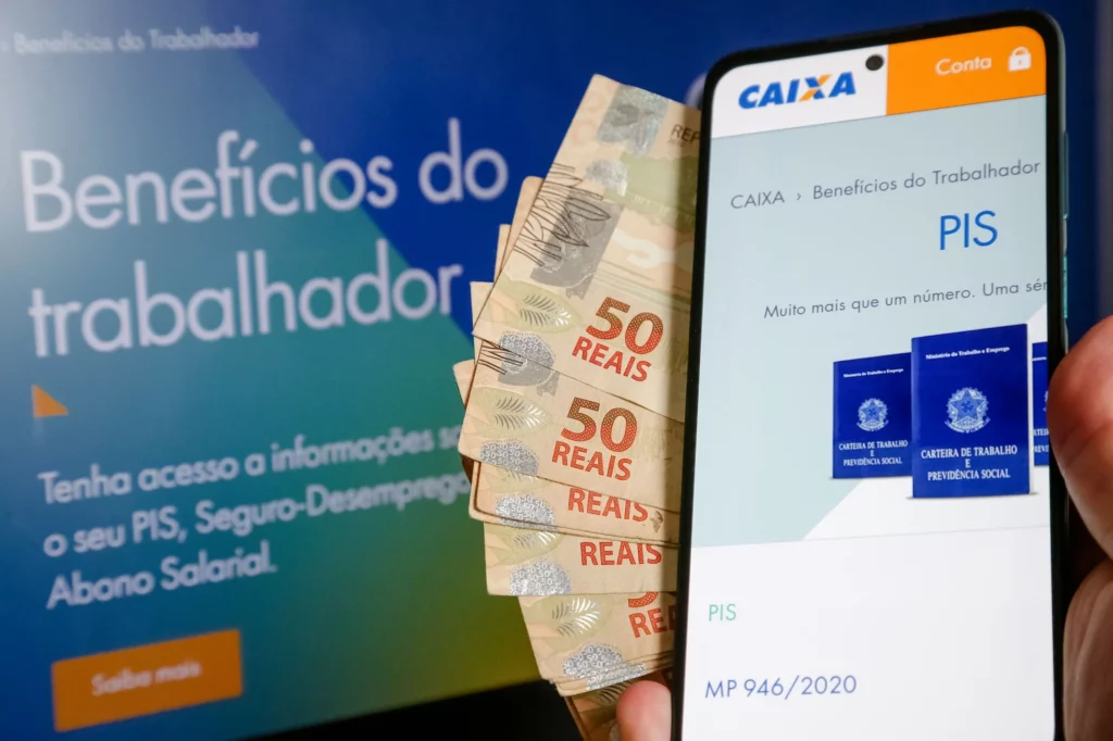 Tela de aplicativo da Caixa Econômica Federal mostra informações sobre o PIS