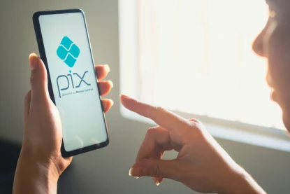 Imagem de smartphone com a interface do Pix, representando mudanças nas regras de fiscalização financeira.