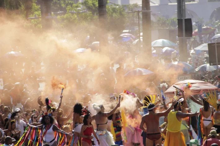 Criminosos se aproveitam da folia para aplicar golpes financeiros (Foto: Adobe Stock)