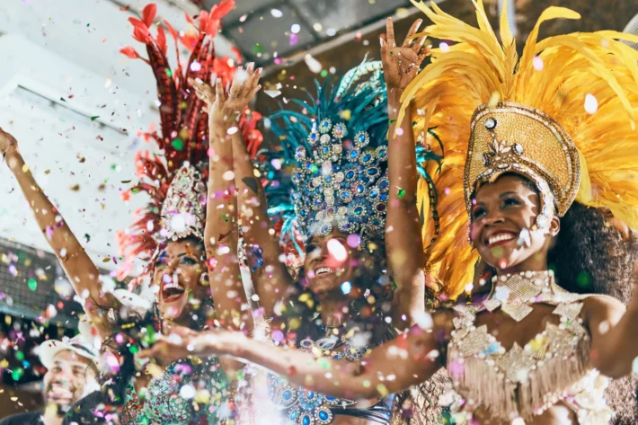 Saiba como aproveitar o Carnaval em 2025 sem perder o orçamento (Foto: Adobe Stock)