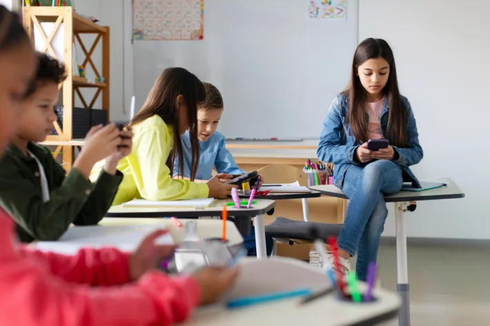 Uso dos celulares nas escolas (Foto: Adobe Stock)