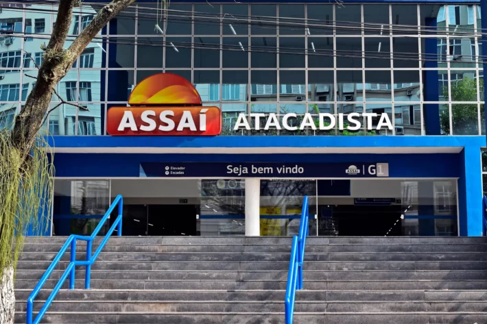 Veja como devem ficar as ações do Assaí (ASAI3) caso o fechamento de capital do Carrefour (CRFB3) seja aprovado. Foto: Adobe Stock