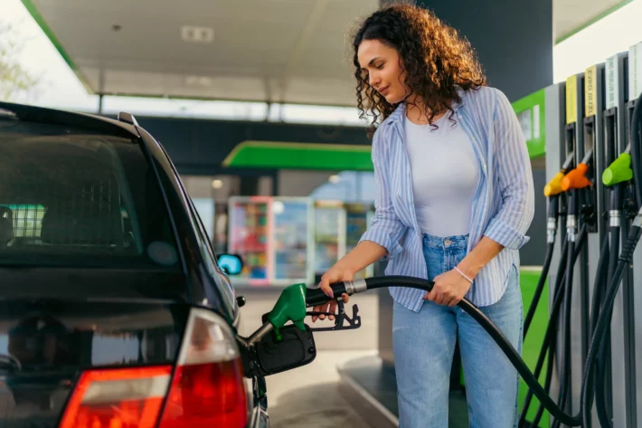 Com o aumento da gasolina, programas de vantagem em postos de combustíveis valem a pena? Foto: Adobe Stock