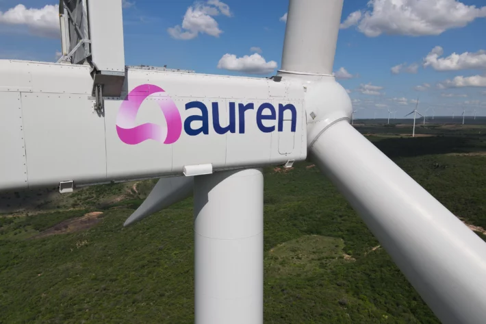 Turbina eólica da Auren (AURE3) em unidade de geração de energia. (Foto: Auren Energia)