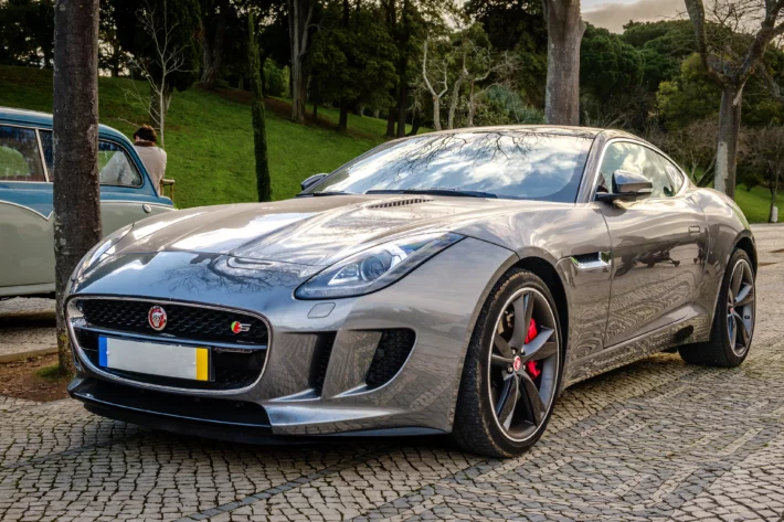 Modelo de assinatura de carros de luxo permite aos clientes trocar seus modelos Jaguar ao longo do tempo e cancelar com relativa facilidade. (Imagem: NPershaj em Adobe Stock)