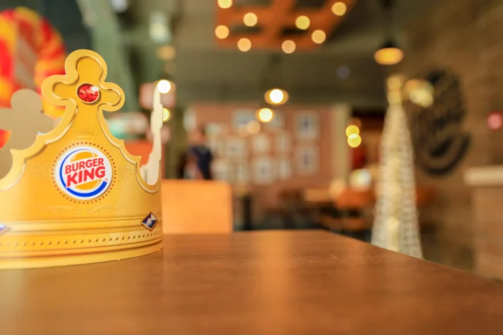 Troca de comando no grupo controlador do Burger King, Starbucks e Popeyes acontece em menos de um ano (Foto: Adobe Stock)