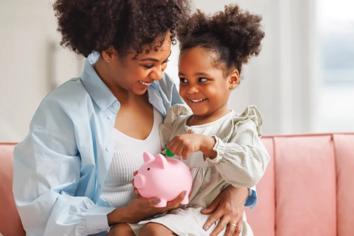 Entre 3 e 6 anos já é possível usar cofrinhos como instrumentos de educação financeira para incentivar a poupança. (Imagem: JenkoAtaman em Adobe Stock)