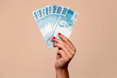 Faxineira celebra 50 anos com prêmio de R$ 1 milhão; veja como ela conseguiu