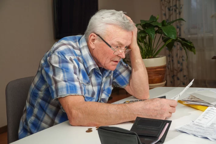 A isenção de IPTU para idosos só vale se o contribuinte atender a critérios específicos. (Imagem: Irene em Adobe Stock)