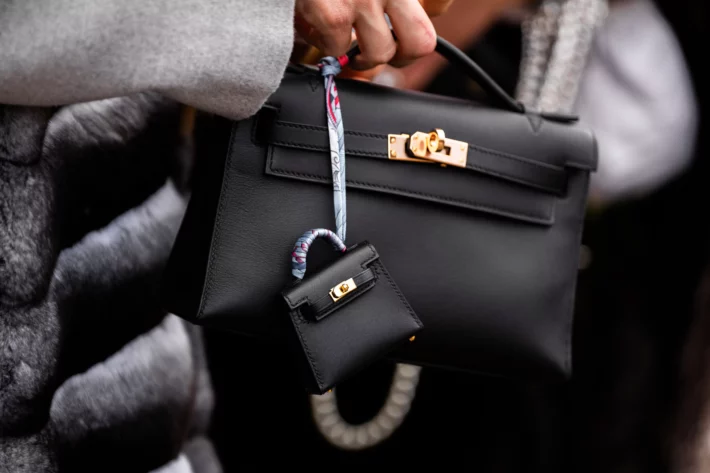 Bolsa Kelly da marca de luxo Hermès custa a partir de US$ 8.800, enquanto funcionários recebem bônus de US$ 4,9 mil. (Imagem: photo-lime em Adobe Stock)