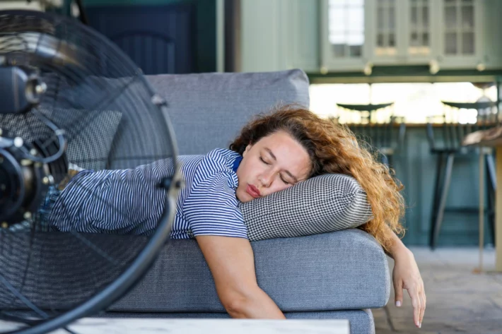 Sem ar-condicionado? Veja 5 dicas para dormir bem no calor. Foto: Adobe Stock