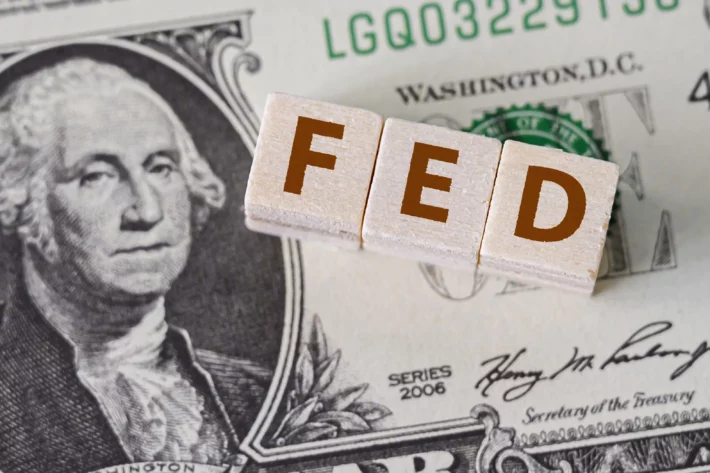 Federal Reserve manteve a taxa de juros dos EUA entre 4,25% e 4,5% ao ano. (Foto: Adobe Stock)