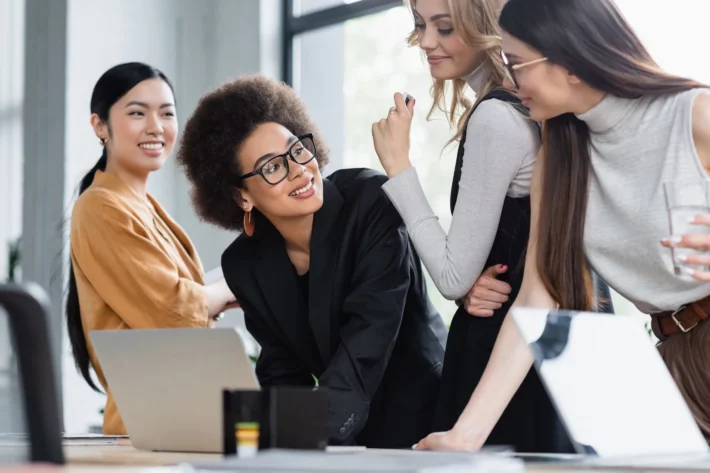 Mulheres no mercado financeiro (Foto: Adobe Stock)